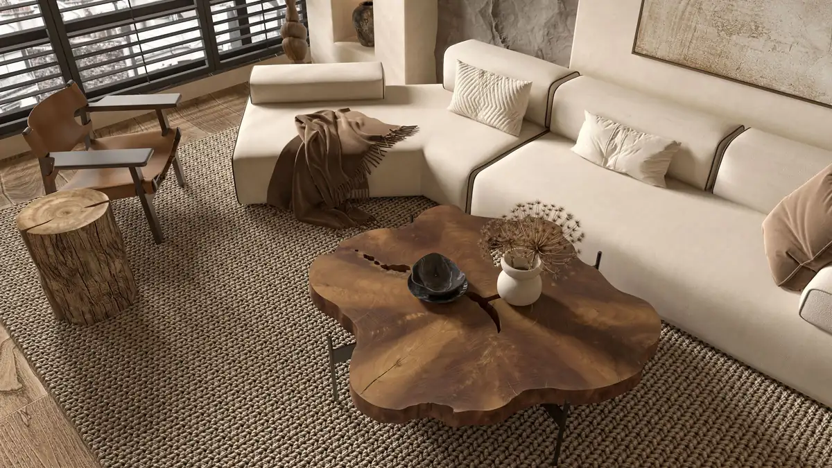 Sala com sofá claro, mesa de madeira e tapete de fibra natural ocupando a área do estar.